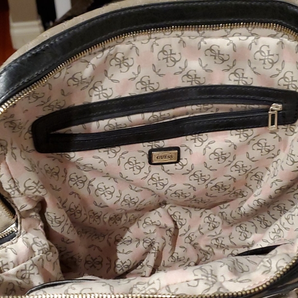 Guess handbag. - Picture 4 of 7